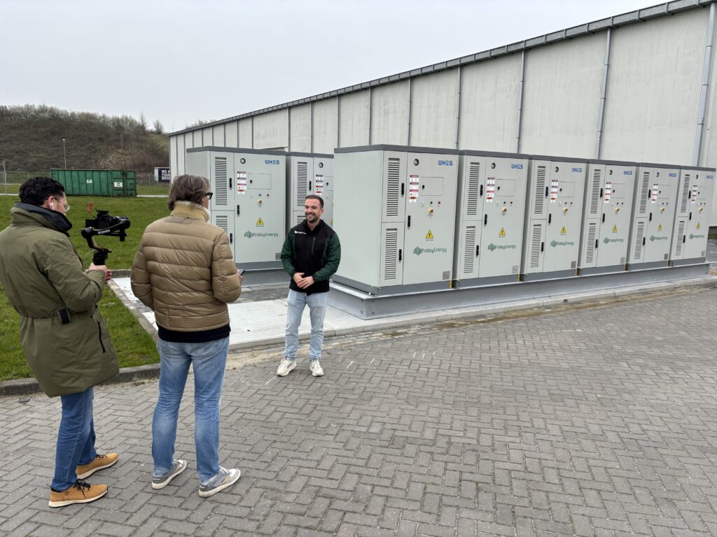 Team van Hacquebord en Friday Energy op locatie bij de batterijopstelling