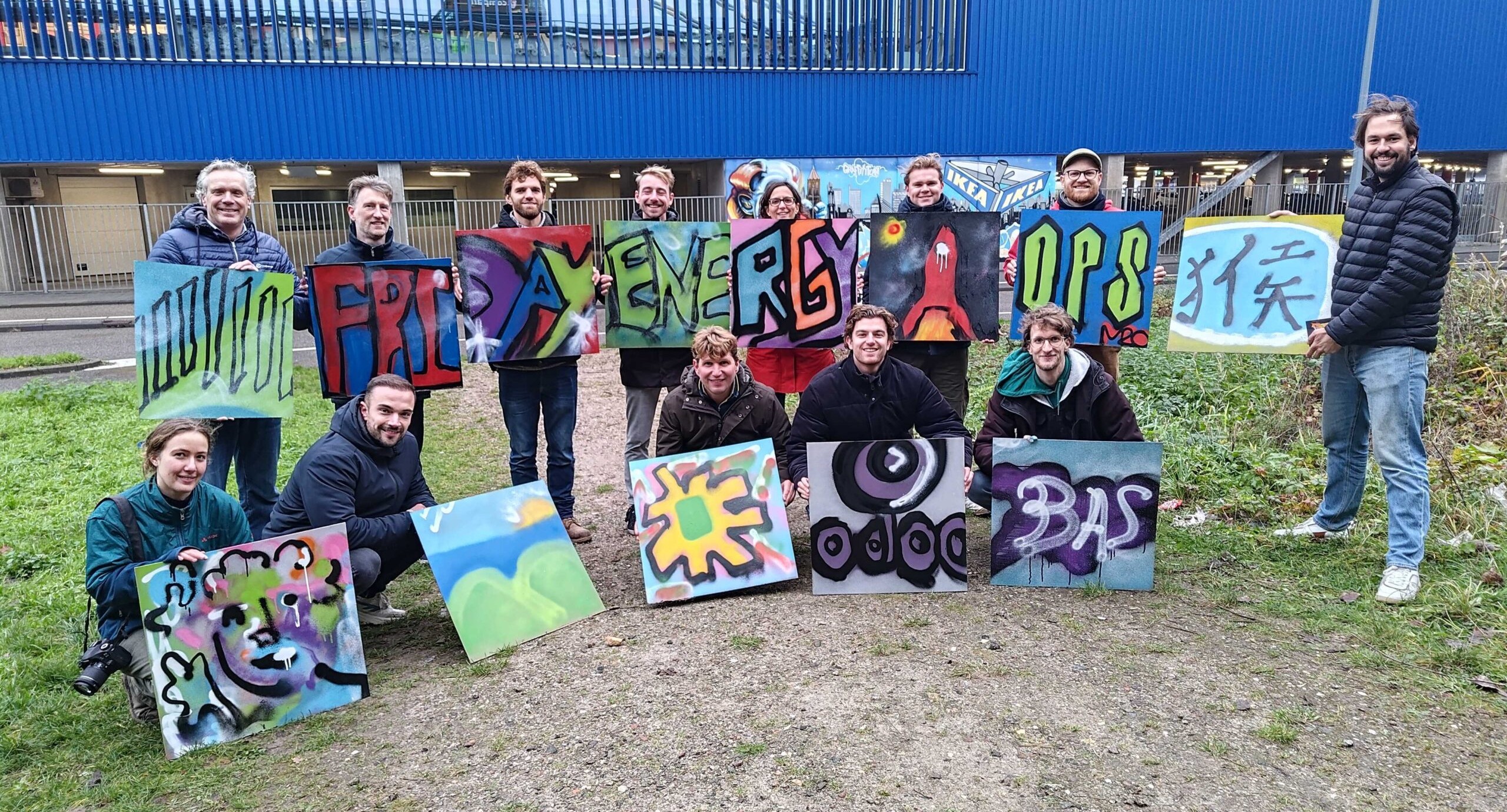 Het team van Friday Energy buiten, met zelfgemaakte graffiti-canvassen