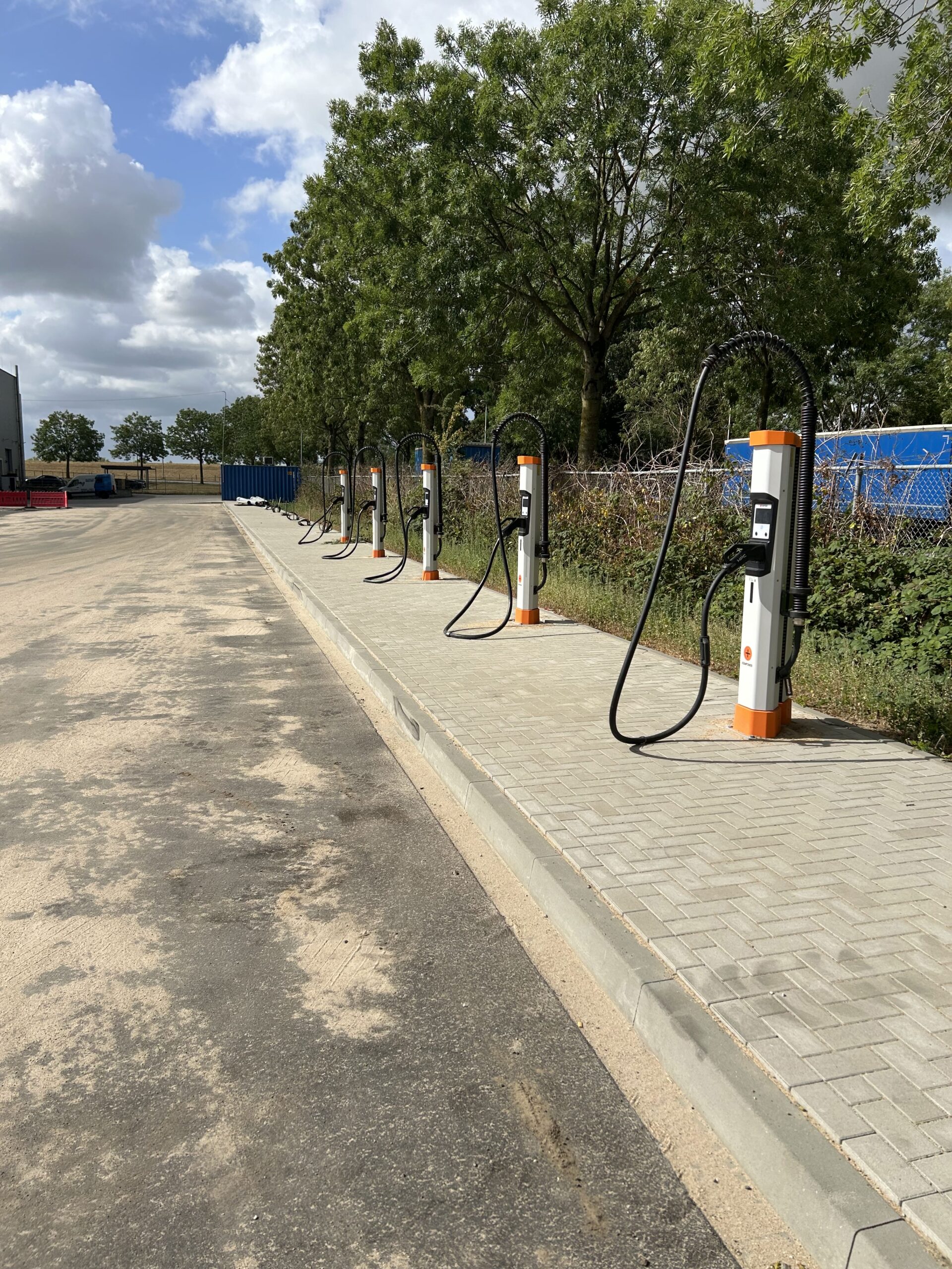 Rij DC-laadpunten voor vrachtwagens op een laadlocatie