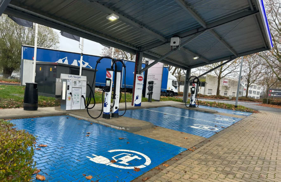 Solar carport en batterijsysteem bij Laadplein Groenlo van Kuster Energy