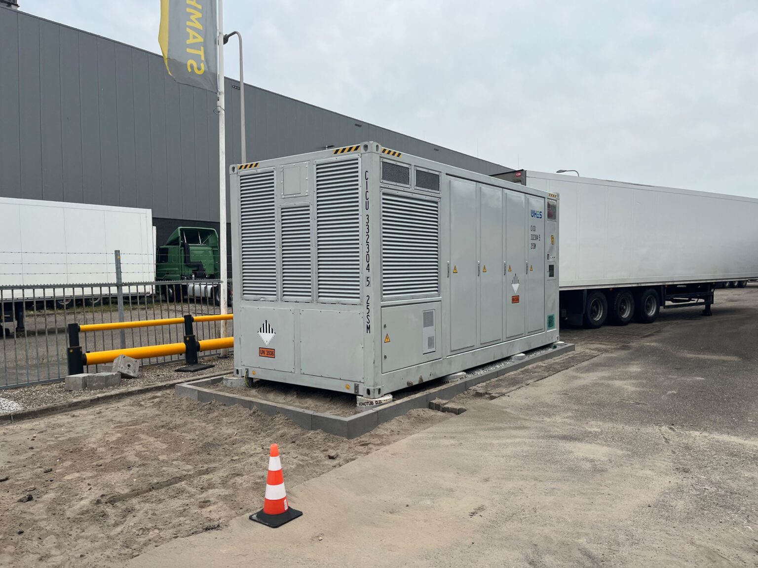 Batterijcontainer van Friday Energy bij Stamhuis op Lage Weide in Utrecht, na de uitbreiding naar 3,5 MWh
