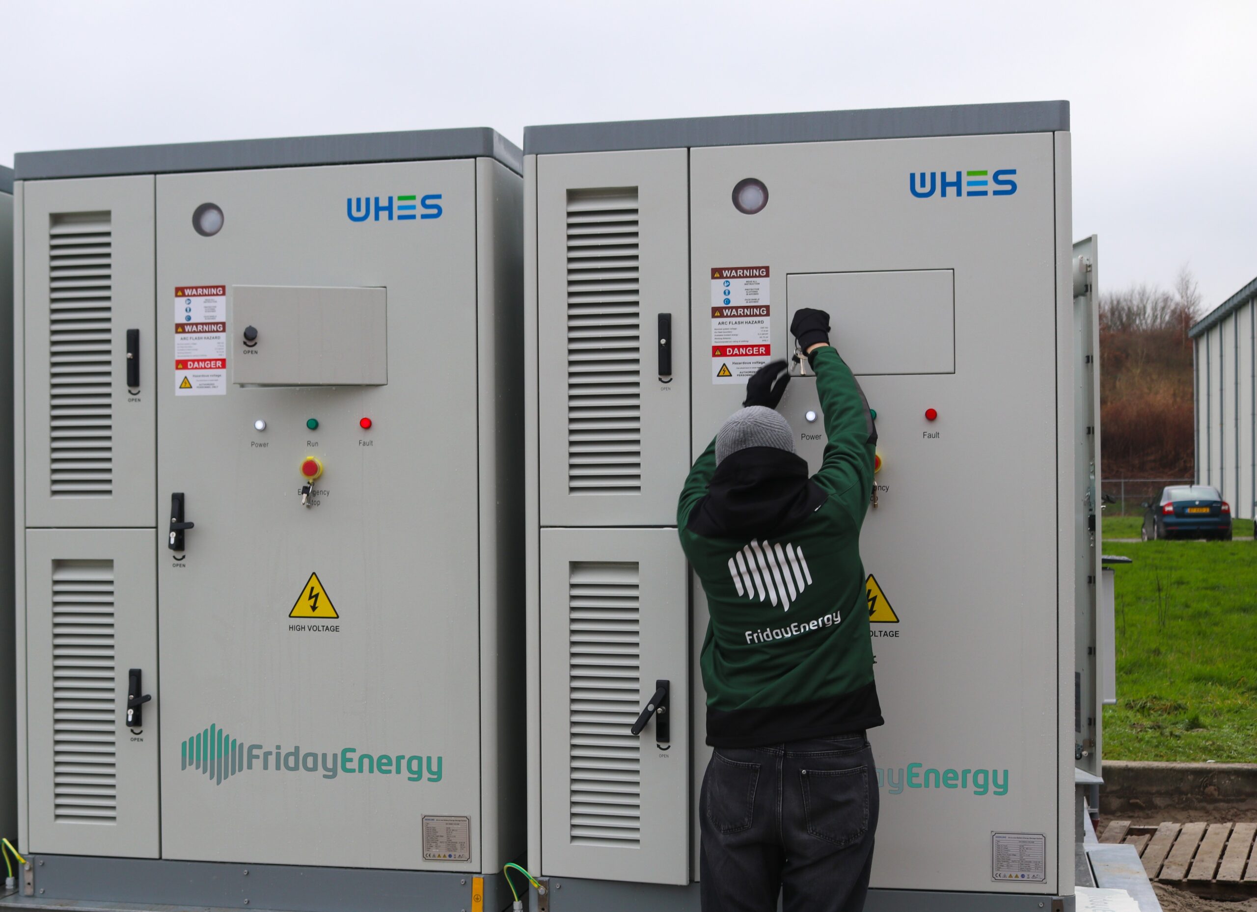 Friday Energy medewerker bij een Friday Battery-systeem