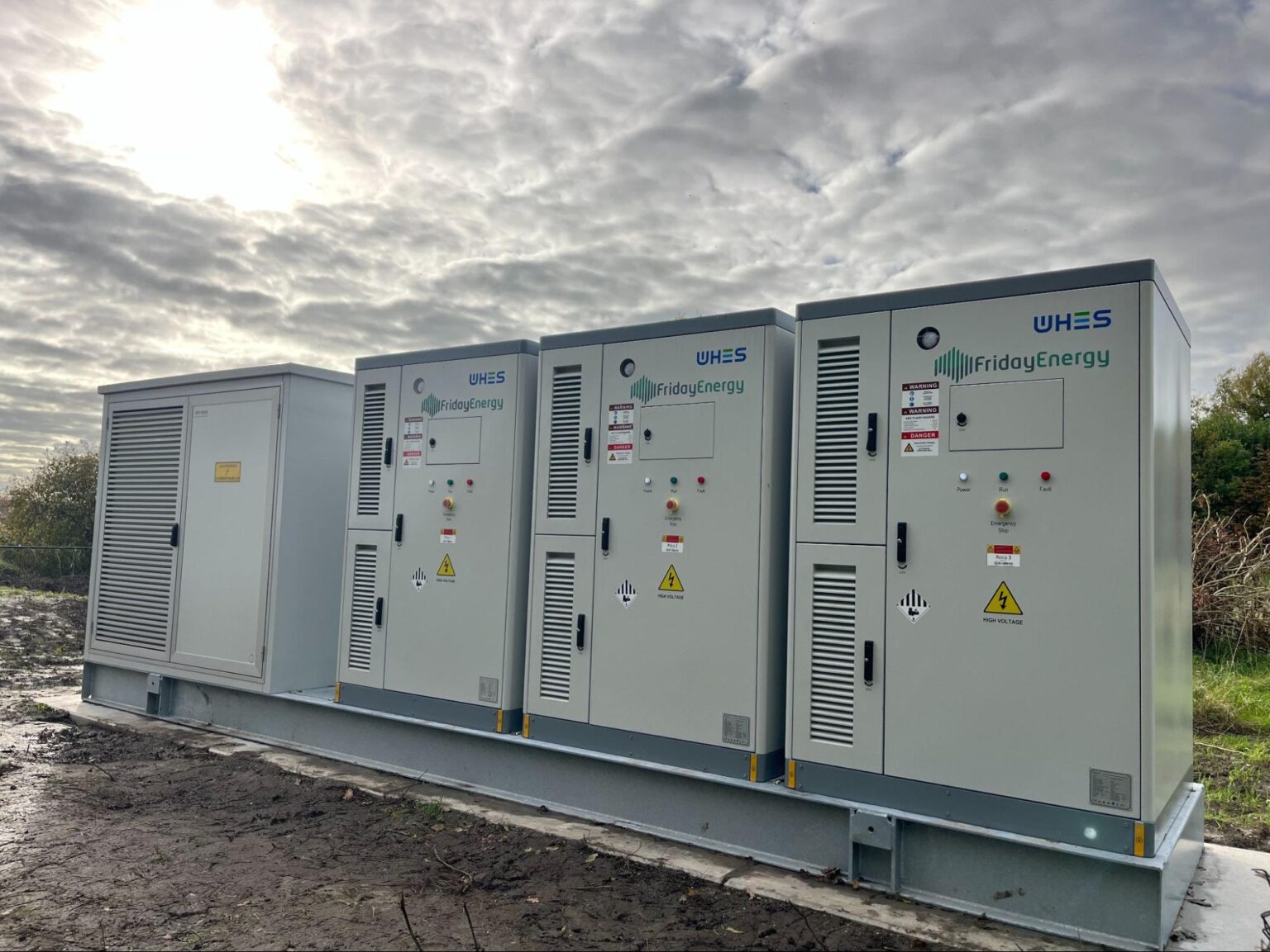 Drie Friday Battery-systemen met een dramatische bewolkte lucht op de achtergrond