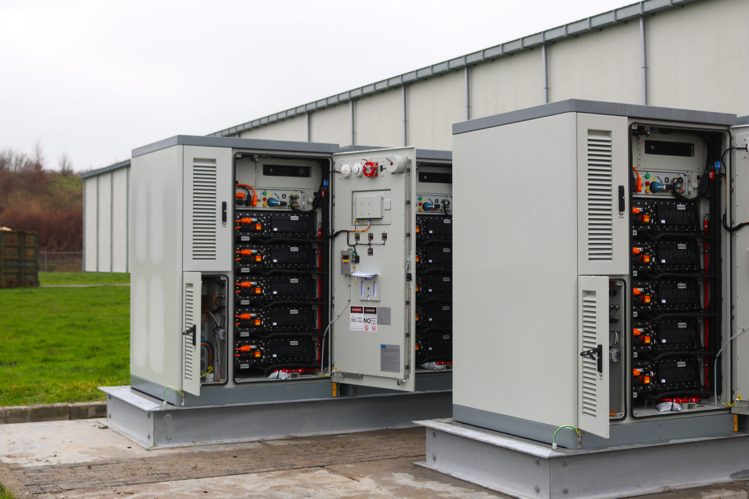 Open frontpanelen van Friday Energy batterijen met zicht op de technische binnenkant