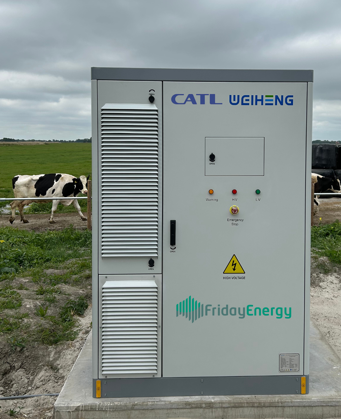 Batterijopslag van Friday Energy naast een weiland bij een agrarisch bedrijf