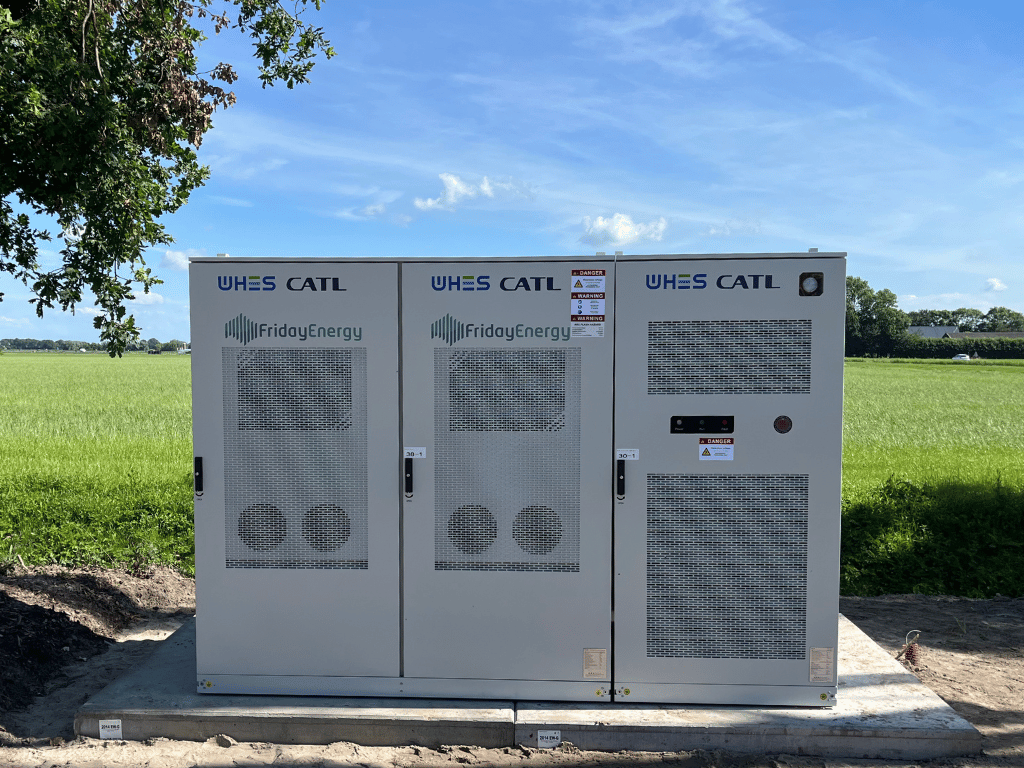 Batterijsysteem van Friday Energy bij Melkveehouderij De Uiterdijken in Baarlo