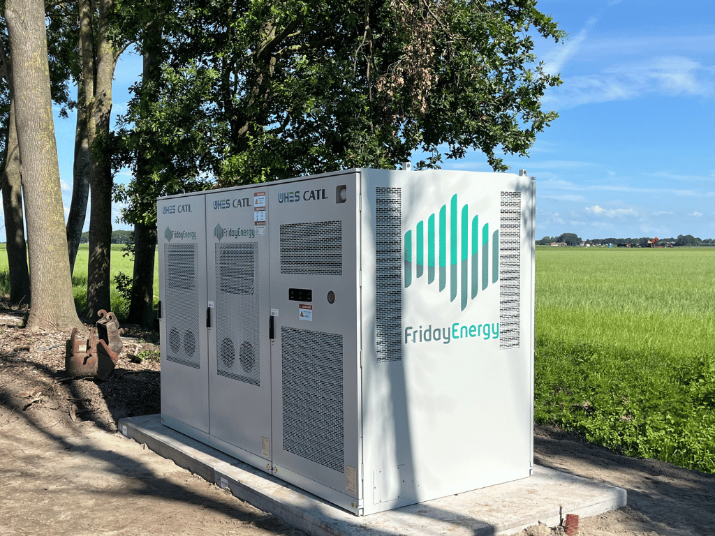 Friday Battery-container bij Melkveehouderij De Uiterdijken in Baarlo, met het Friday Energy-logo