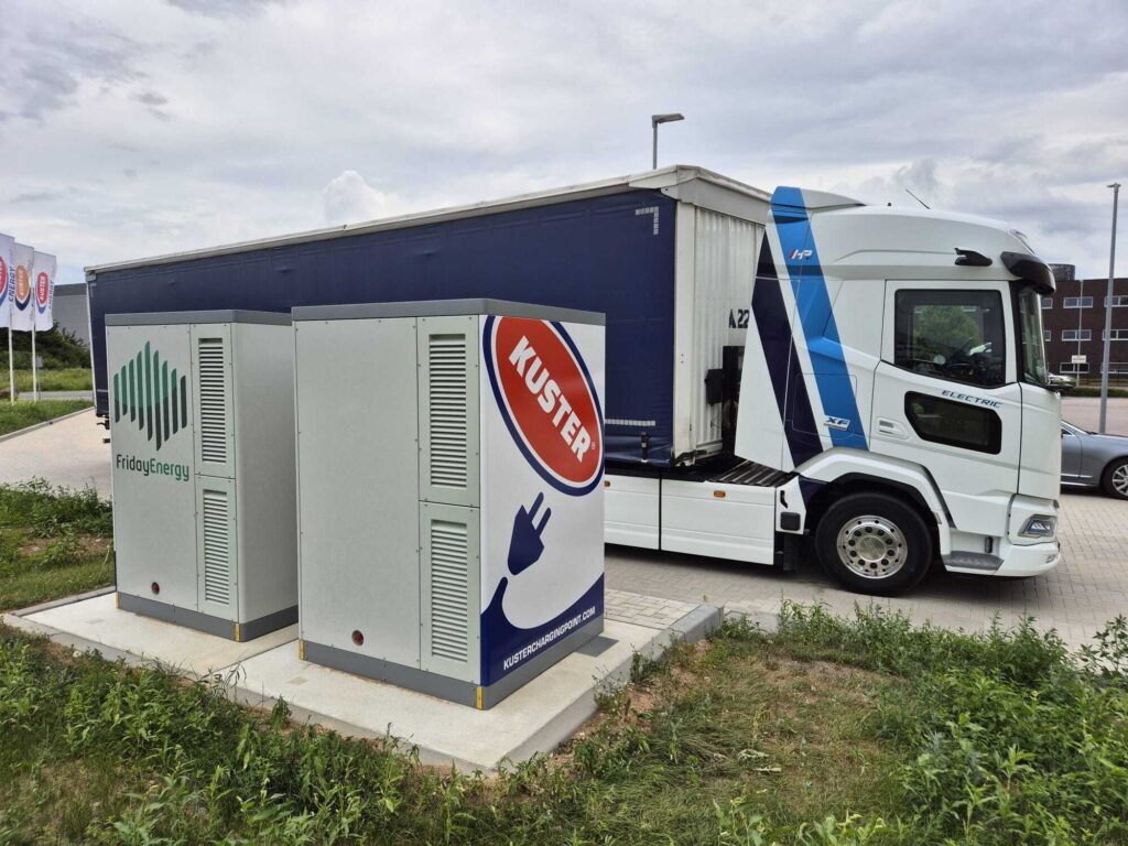 Friday Energy-batterijsysteem naast een vrachtwagen van Kuster Energy in 's-Heerenberg