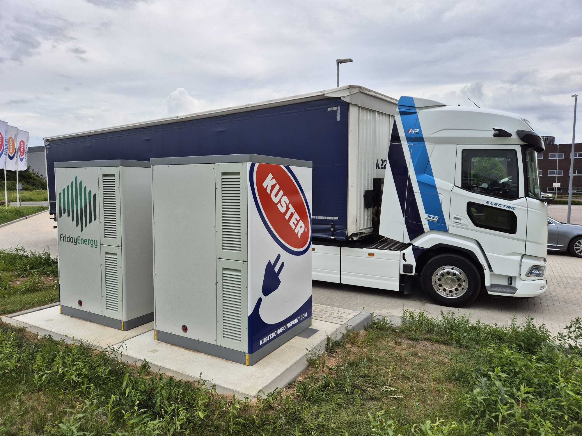 Friday Energy-batterijsysteem naast een vrachtwagen van Kuster Energy in 's-Heerenberg